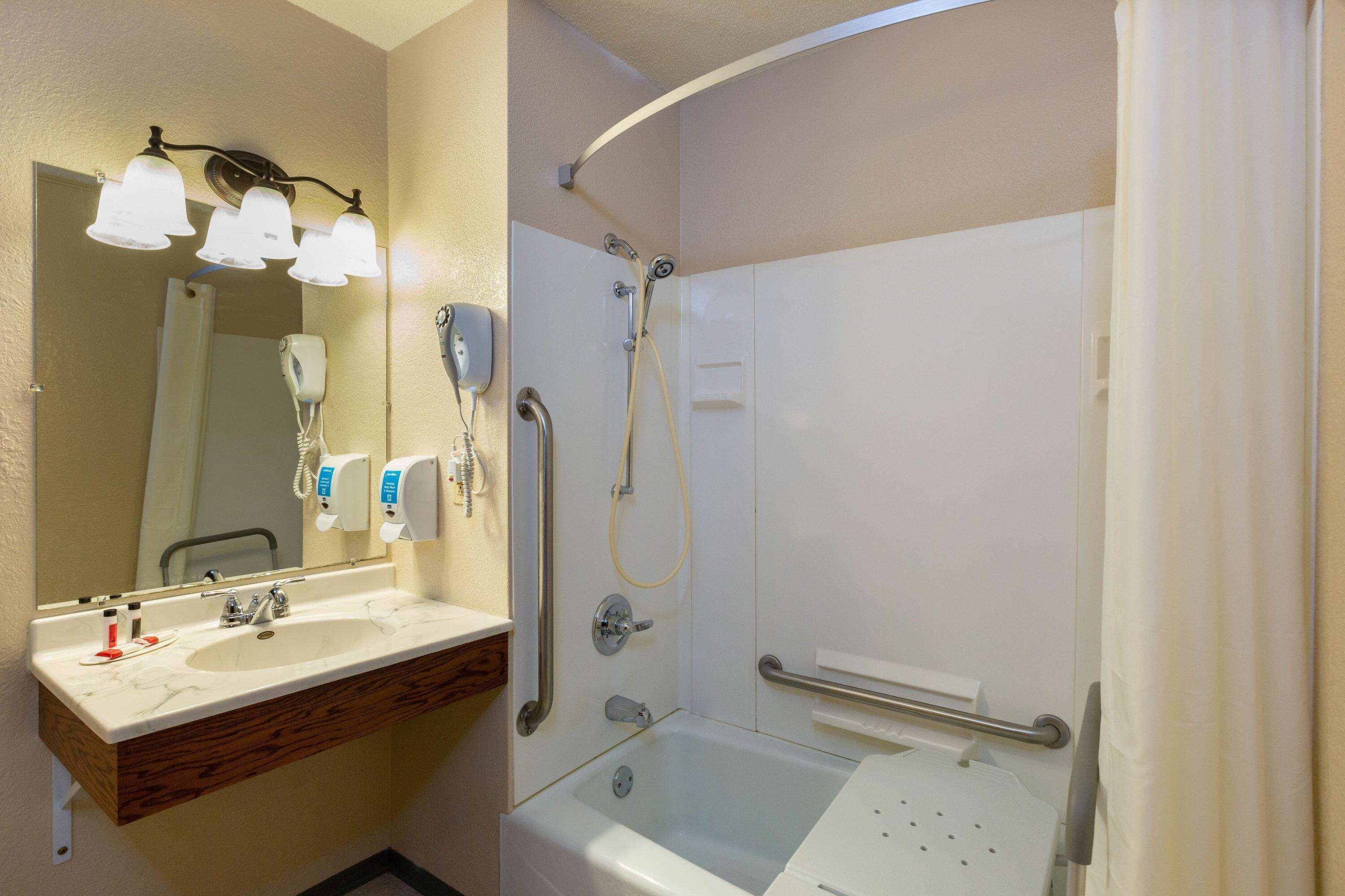 Super 8 by Wyndham Bemidji MN Hotel Bagian luar foto